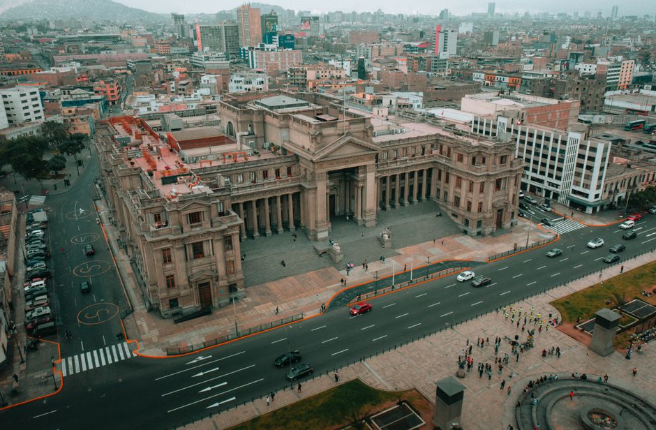 Lima Museen: Ihr Guide zu Perus reicher Geschichte – Luftaufnahme des Justizpalastes in Lima, die städtische Landschaft un…