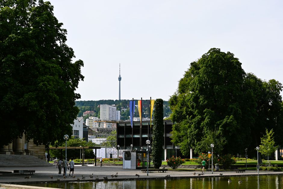 Linden-Museum Stuttgart: Weltkulturen entdecken – Ein malerischer Blick auf den Stuttgarter Park mit viel Grün und dem iko…