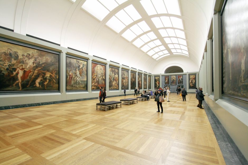 Linden-Museum Stuttgart: Weltkulturen entdecken – Ein weiter Blick auf einen Museumsraum, der berühmte Gemälde präsentiert…