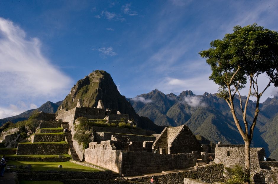 Machu Picchu Anreise 2026: Zug, Trekking, Tickets & Tipps – Wunderschöner Tagesblick auf die alten Ruinen von Machu Pi…
