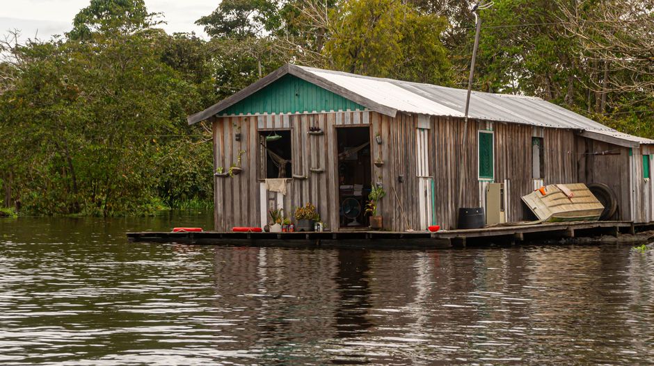 Manaus: Tor zum Amazonas – Ihr Guide zur Dschungelmetropole – Ein rustikales schwimmendes Haus am Amazonas, umgeben von üp…