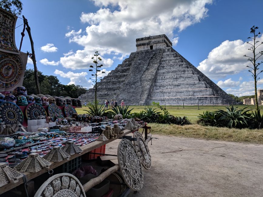 Mexico Stadt Templo Mayor: Azteken-Kultzentrum entdecken – Die Pyramide El Castillo in Chichén Itzá mit einem Kunsthandwer…