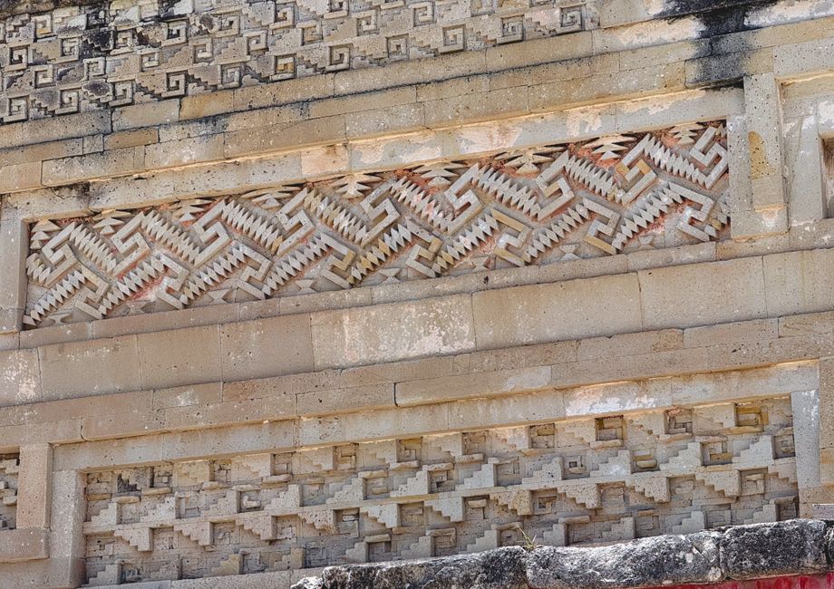 Mitla Reise: Ihr Guide zu den Zapoteken-Mosaiken in Oaxaca – Nahaufnahme von detaillierten Steinschnitzereien in Mitla, di…