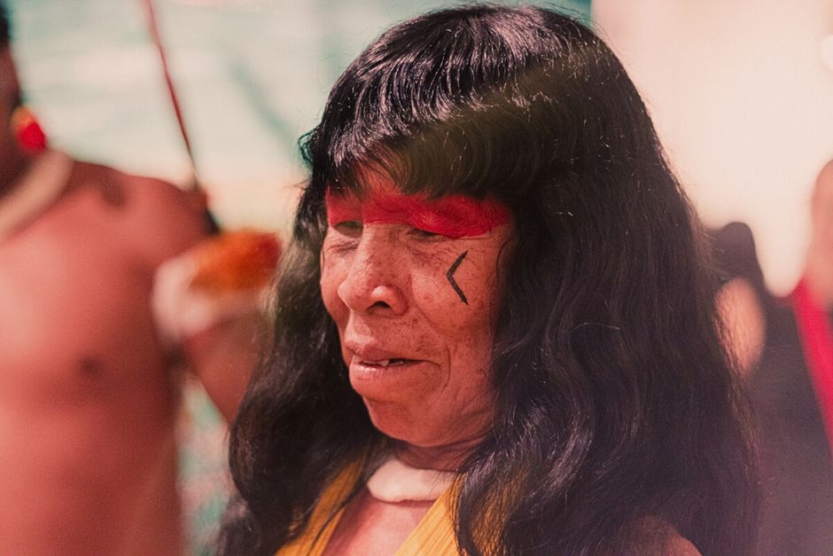 Navajo (Diné): Geschichte, Kultur und Gegenwart des größten indigenen Volkes der USA – Nahaufnahme einer indigenen Frau mi…