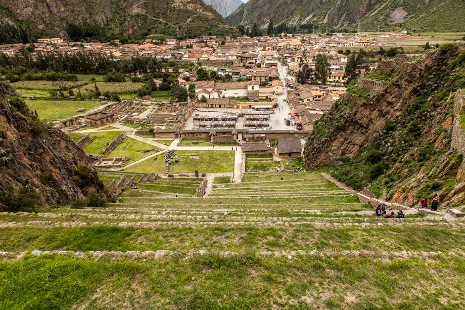 Ollantaytambo Reise: Lebendige Inka-Stadt im Heiligen Tal – Blick von den Ruinen von Ollantaytambo in Peru, das die reiche…