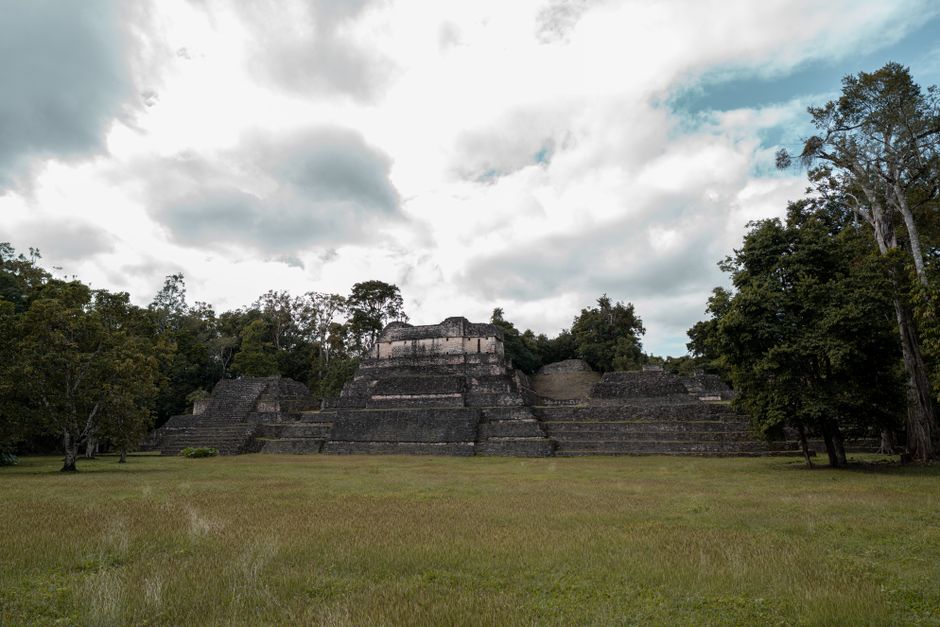 Quiriguá Reise: Ihr Guide zur Maya-Stätte in Guatemala – Erkunden Sie die Caracol-Pyramide, eine antike Maya-Ruine, die ei…