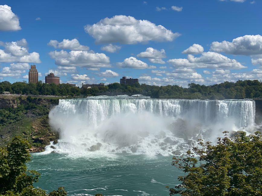 Six Nations: Die Haudenosaunee heute in New York und Ontario – großer Blick auf die Niagarafälle unter klarem, bla…
