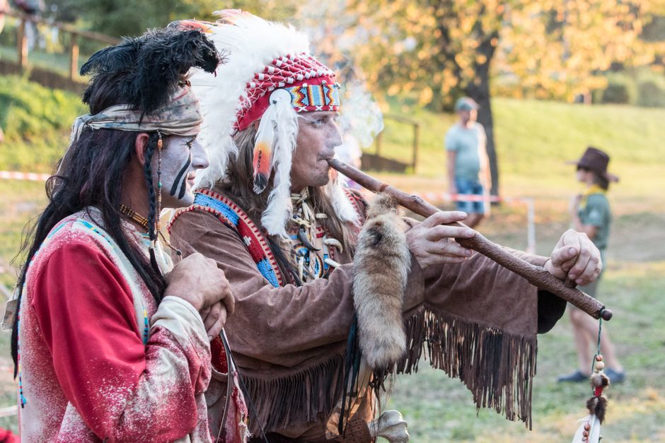 Squanto (Tisquantum): Patuxet-Wampanoag und Kolonisten-Helfer – Traditionelle kulturelle Zeremonie mit zeremonieller Kleid…