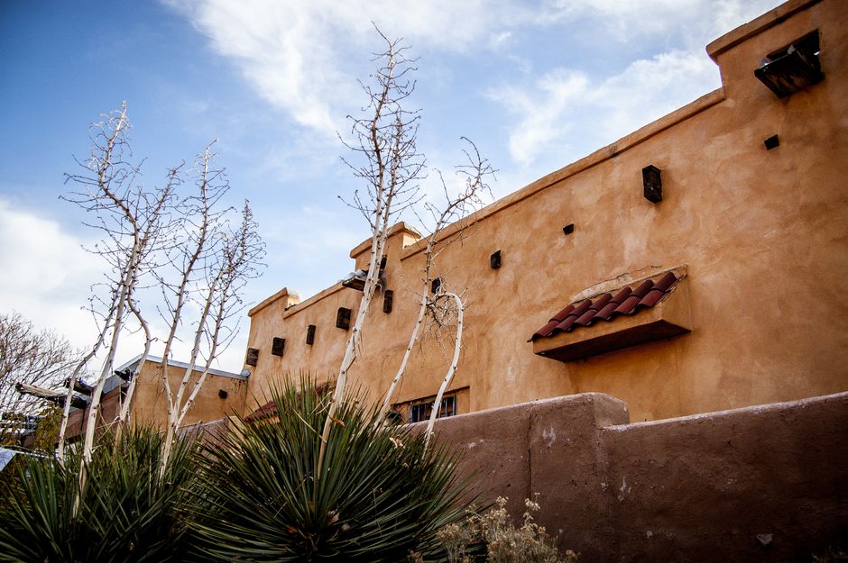 Taos Pueblo: UNESCO-Welterbe und lebendige Kultur in New Mexico – Ein adobe Stil Gebäude mit klarem blauen Himmel in Albuq…