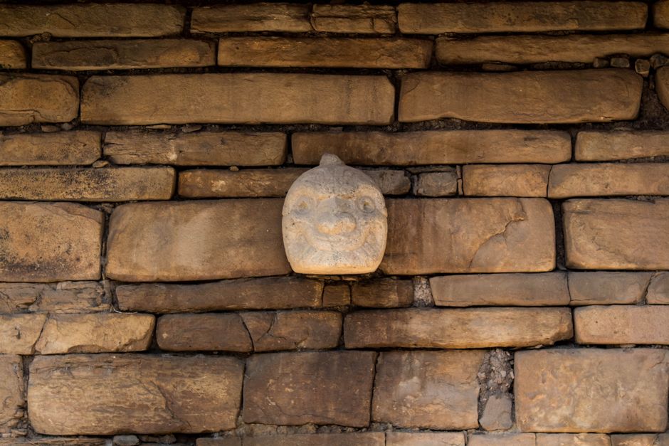Tiwanaku Besuch: Ihr Guide zu Boliviens präkolumbianischer Stätte – Aufwendiges, in Stein gemeißeltes Gesicht, das in die …