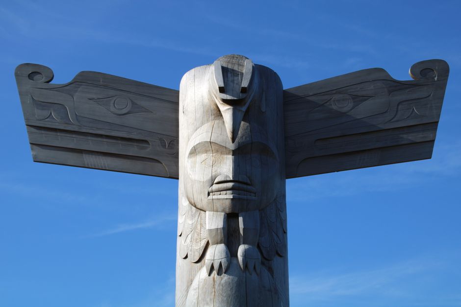 Totem Pfähle: Symbolik, Typen und die First Nations der Nordwestküste – Ein auffälliger Totempfahl ragt hoch in Tofino, BC…