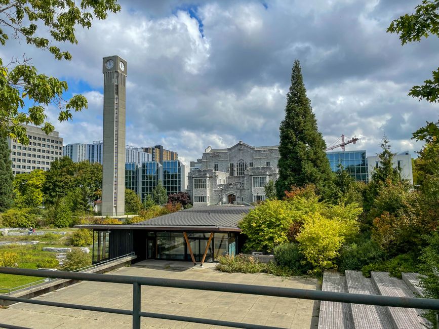 UBC Museum Anthropology: Guide zu Haida-Kunst und Kultur – Malerische Ansicht eines Universitätscampus mit Uhrturm, modern…