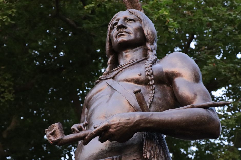 Wounded Knee 1890: Das Massaker und seine Folgen – Eine detaillierte Nahaufnahme der Massasoit-Statue von Cyrus Edwin Dall…