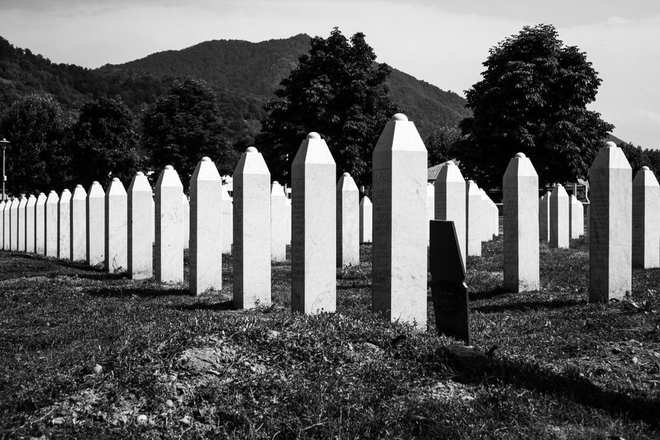 Wounded Knee 1890: Das Massaker und seine Folgen – Schwarzweißbild des Srebrenica-Friedhofs zur Erinnerung an die tragisch…