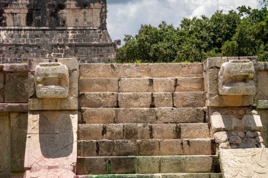 Yaxchilán Anreise: Ihr Guide zur Maya-Stätte am Usumacinta – Detaillierte Ansicht der alten Steinstufen in Chichén Itzá, d…